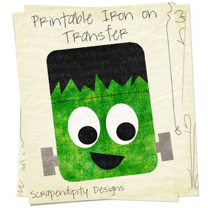 Pu&ograve; includere: Trasferimento a caldo stampabile con un mostro di Frankenstein verde con occhi neri e un sorriso nero. Il testo "Printable Iron on Transfer" e "Scrapendipity Designs" &egrave; visibile.