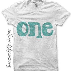 Puede incluir: Camiseta blanca con la palabra "one" en azul turquesa con un patr&oacute;n geom&eacute;trico. La palabra "one" est&aacute; en una fuente grande y en negrita.