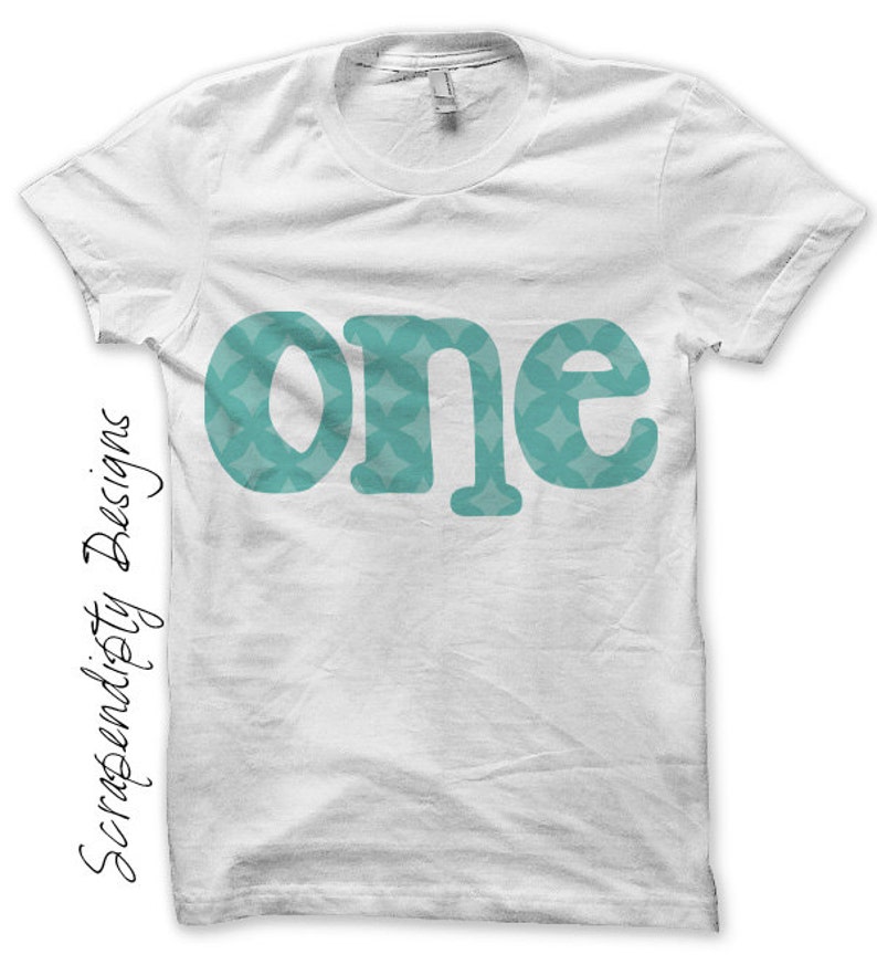 Puede incluir: Camiseta blanca con la palabra "one" en azul turquesa con un patr&oacute;n geom&eacute;trico. La palabra "one" est&aacute; en una fuente grande y en negrita.