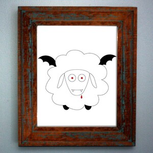 K&ouml;nnte beinhalten: Eine Schwarzwei&szlig;illustration eines Schafs mit Rei&szlig;z&auml;hnen und Fledermausfl&uuml;geln. Das Schaf hat rote Augen und einen einzigen Blutstropfen, der aus seinem Mund tropft.
