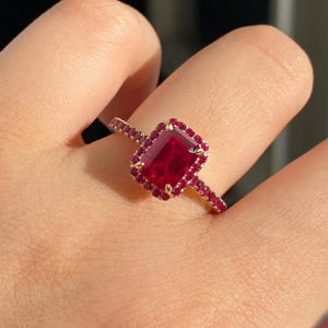 Anillo de compromiso con halo de moissanita roja talla esmeralda de 3 quilates en oro amarillo de 14 quilates con rubí y diamantes, joyería nupcial de estilo vintage, regalo para ella.