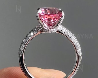 Anello di fidanzamento ovale con moissanite rosa, fascia in oro 14 carati con pavé di diamanti, anello solitario minimalista, regalo per lei.