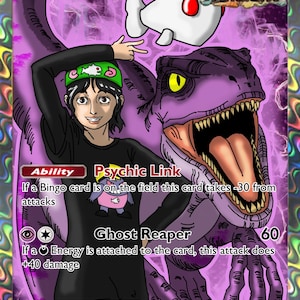 Puede incluir: Carta coleccionable Bongo con un personaje de dibujos animados y un dinosaurio morado. La carta incluye los textos "Bongo", "Psychic Link" y "Ghost Reaper". El fondo es morado y holográfico.
