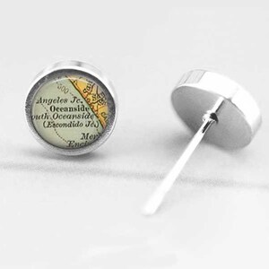 Puede incluir: Un par de pendientes de botón de plata con un mapa de Oceanside, California, impreso en la parte delantera de un pendiente. El mapa muestra el texto "Oceanside, California" y "(Escondido Jc.)".