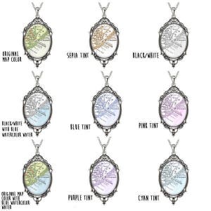 Puede incluir: Un conjunto de diez collares de plata con un dise&ntilde;o de mapa vintage. Los collares se muestran en diferentes variaciones de color, incluyendo el color original del mapa, la tinta sepia, el blanco y negro, la tinta azul, la tinta rosa, la tinta morada y la tinta cian.