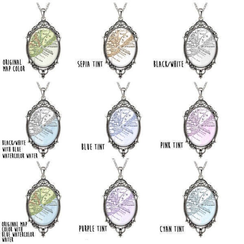 Puede incluir: Un conjunto de diez collares de plata con un dise&ntilde;o de mapa vintage. Los collares se muestran en diferentes variaciones de color, incluyendo el color original del mapa, la tinta sepia, el blanco y negro, la tinta azul, la tinta rosa, la tinta morada y la tinta cian.