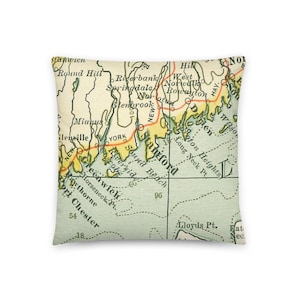 Peut inclure: Une carte vintage de la côte de Long Island Sound, mettant en vedette les villes de Stamford, Greenwich et Port Chester, New York. La carte est imprimée sur un fond vert clair avec des accents jaunes et orange.