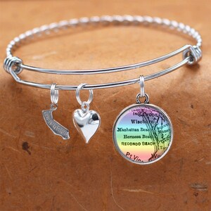 Bracelet carte Californie / Manhattan Beach CA / Charm Bracelet irisé / carte bijoux / cadeau de demoiselle d’honneur / anniversaire mariages de l’obtention du diplôme