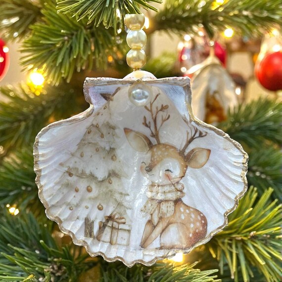 愛らしい赤ちゃん鹿とクリスマス ツリーのオーナメント。手作りの