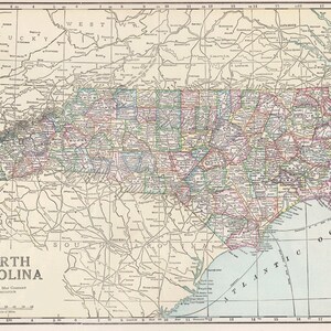 Puede incluir: Un mapa vintage de Carolina del Norte, que muestra los condados y las principales ciudades del estado. El mapa est&aacute; impreso en papel de color crema con l&iacute;neas marrones para las carreteras y los r&iacute;os. El mapa est&aacute; titulado "Carolina del Norte" e incluye una barra de escala y una rosa de los vientos.