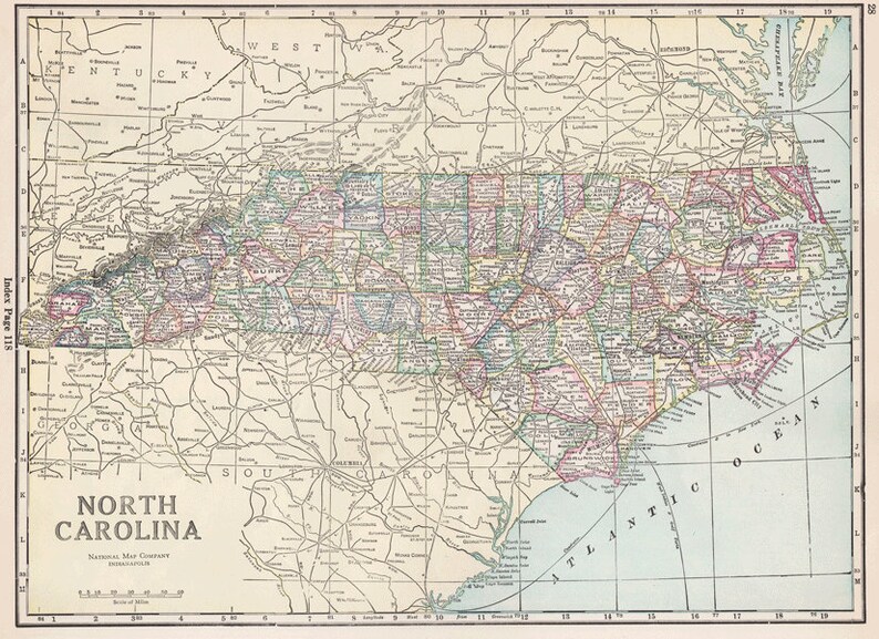 Puede incluir: Un mapa vintage de Carolina del Norte, que muestra los condados y las principales ciudades del estado. El mapa est&aacute; impreso en papel de color crema con l&iacute;neas marrones para las carreteras y los r&iacute;os. El mapa est&aacute; titulado "Carolina del Norte" e incluye una barra de escala y una rosa de los vientos.