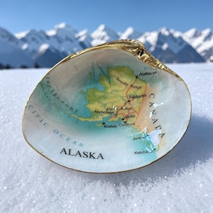 State of Alaska Map Shell Trinket Dish Ring Dish Decoupaged Seashell Shell Art Coastal Decor Anchorage Kodiac Juneau Ketchikan Fairbanks