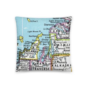 Lago de la antorcha, Traverse Bay Michigan mapa almohada / almohada de lanzamiento / MI mapas de la ciudad del estado decoración de la casa / almohadas personalizadas / regalos de boda de bienvenida de la casa