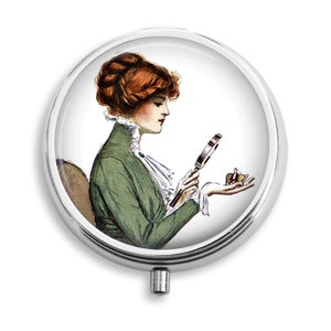 Scatola pillola, Uomo sotto lente di ingrandimento, divertente, umorismo, pillola porta contenitore contenitore contenitore Trinket Box scatola pillola Vitamina scatola, Latta