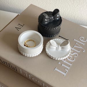 手作りの石膏製リングホルダー（リボン付き）｜指輪用ミニハンドメイドジュエリーボックス｜エレガントな結婚式・洗礼の記念品｜小箱