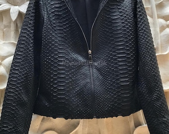 Chaqueta de hombre de pitón negro con dragón genuino: moda formal e informal de piel de serpiente