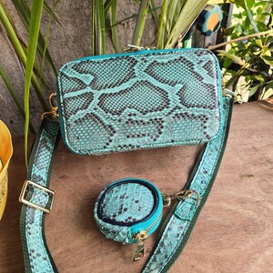 Sac à bandoulière en cuir de python turquoise véritable : Accessoires formels et décontractés en peau de serpent