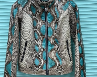 Oryginalna niebieska kurtka damska z motywem wężowej skóry: formalna i swobodna moda