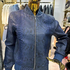 Oryginalna męska kurtka w kolorze niebieskim z motywem węża: formalna i swobodna moda