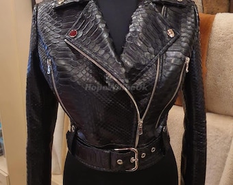 Oryginalna czarna kurtka damska z motywem wężowej skóry: formalna i swobodna moda