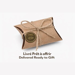 Bracelet vélo personnalisé en bois gravé avec vélo et cordon marin ajustable présenté en coffret cadeau kraft prêt à offrir, bijou homme fait main en France / Personalized bike bracelet with engraved bicycle on wooden bead and adjustable marine cord displayed in rustic gift box, ready to gift packaging, handmade in France, cyclist gift for him, Father’s Day present USA, meaningful biking jewelry, minimalist men’s accessory