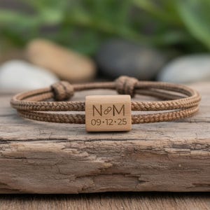 Bracelet Initiales et Date Gravés Bois – Cadeau Noces anniversaire – Bijou Couple Personnalisé – Souvenir Mariage – Corde – Fait Main France