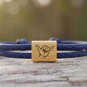 Personalisiertes Shaka-Armband für Herren – Surf-Schmuck aus Holz – Locker fallend – Gravur auf der Rückseite – Geschenkidee für Ozeanliebhaber – Kordelarmband – Wellenmotiv – Handgefertigt in Frankreich