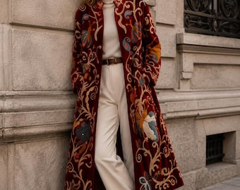 Abrigo largo de terciopelo bordado Suzani, gabardina de mariposa bordada a mano, abrigo de terciopelo burdeos, chaqueta llamativa de estilo bohemio floral, prendas de abrigo de lujo.