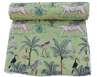 Puede incluir: Una colcha de algodón verde claro con un patrón repetitivo de leopardos, cebras, flamencos, tucanes y cacatúas entre palmeras y follaje tropical. La tela muestra líneas de acolchado kantha cosidas a mano en color blanco visibles.