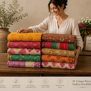 Può includere: Una pila di dieci trapunte Kantha piegate con vari motivi e colori, tra cui giallo, rosso, rosa, verde, marrone e arancione. Le trapunte sono su una superficie in legno con il testo 10 Unique Pieces. Endless Possibilities.