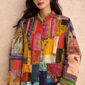 Peut inclure: Veste patchwork multicolore avec col officier et boutons. Elle est composée de divers morceaux de tissu aux tons de rose, jaune, rouge et bleu. Manches longues, texture matelassée et poches.