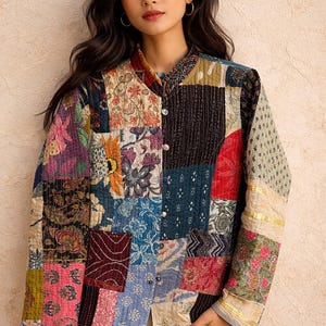 Puede incluir: Chaqueta patchwork con una variedad de patrones florales y geométricos en tonos azules, rojos, rosas y dorados. La chaqueta tiene una botonadura frontal y un cuello mandarín. Las mangas largas y el aspecto acolchado sugieren comodidad.
