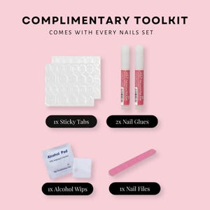 K&ouml;nnte beinhalten: Ein rosa Hintergrund mit dem Text &bdquo;COMPLIMENTARY TOOLKIT COMES WITH EVERY NAILS SET&ldquo;. Das Bild zeigt Nagelzubeh&ouml;r: Klebelaschen, Nagelkleber, Alkoholtupfer und Nagelfeilen.