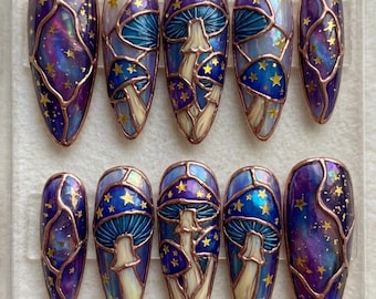 Uñas postizas con diseño de vidrieras de hongos celestiales estilo Fairycore / Arte de uñas iridiscente galáctico morado y azul