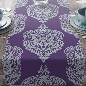 Caminho de mesa em damasco ornamentado | Estampa de arabescos em tons de violeta profundo e azul acinzentado | Toalha de mesa floral majestosa | Decoração boho-chic
