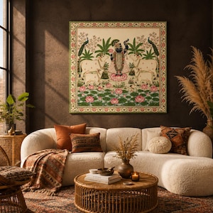 Peut inclure: Une impression d'art mural carr&eacute;e repr&eacute;sentant une figure centrale &agrave; la peau sombre debout sur un lotus rose, entour&eacute;e de quatre vaches blanches, de palmiers verts et de deux paons. La sc&egrave;ne se situe dans un &eacute;tang avec des lotus roses et une bordure florale.
