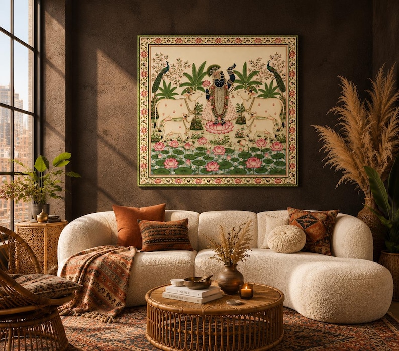 Peut inclure: Une impression d'art mural carr&eacute;e repr&eacute;sentant une figure centrale &agrave; la peau sombre debout sur un lotus rose, entour&eacute;e de quatre vaches blanches, de palmiers verts et de deux paons. La sc&egrave;ne se situe dans un &eacute;tang avec des lotus roses et une bordure florale.