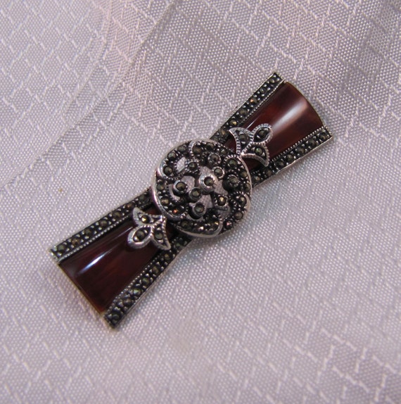 Art Deco Bow-Tie Style Carnelian Art Deco Brooch