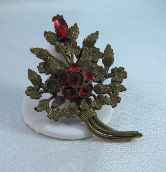 ヴィクトリア朝時代の真鍮製ブローチ：赤いラインストーンの花と葉