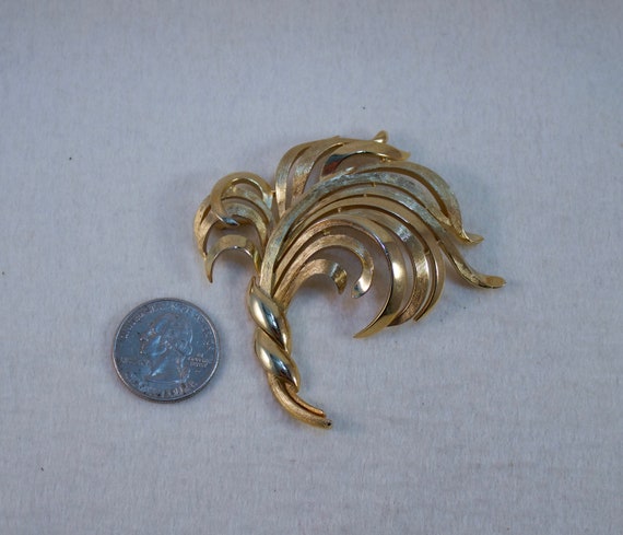 Vintage Crown Trifari Brushed Gold Feather Plume … - image 4