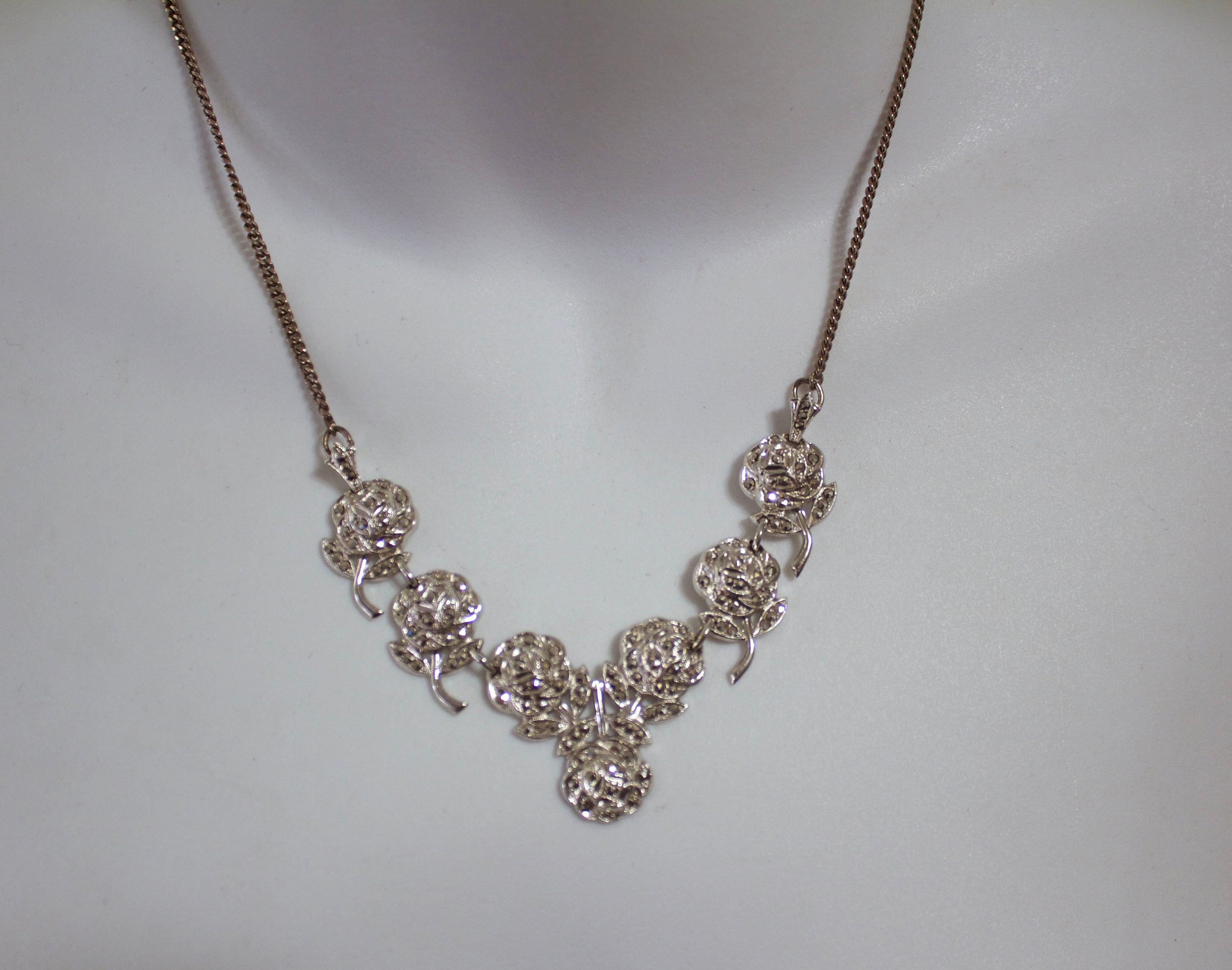 Long Collier Vintage Style Carnaby Street - Gamme Des Roses, Années 80, Matière Composite, Occasion