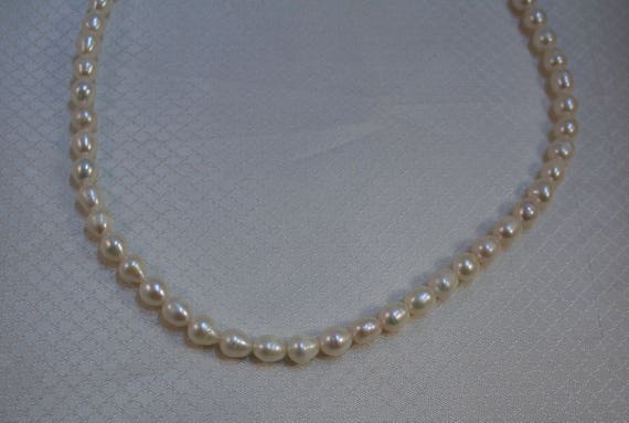 18" 7.4mm White Freshwater Baroque Pearl Necklace - image 3