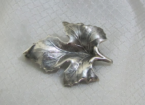 Broche (barette) Argentée Vintage - Pierre Centrale Et Feuilles De Vigne, Occasion, Fabrication Française