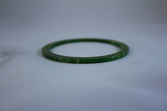 Vintage Narrow Emerald Green Bakelite Bangle Brac… - image 1