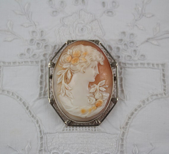 Vintage Victorian Cameo Pendant or Brooch Set in … - image 2