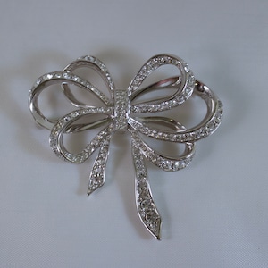 Broche de cinta con cristales de imitación de Kenneth Jay Lane para Avon