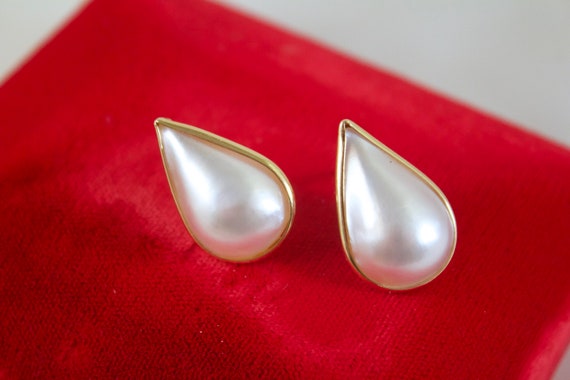 14kt Yellow Gold and White Mabe Teardrop Pearl Ear