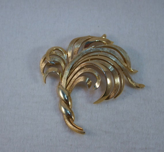 Vintage Crown Trifari Brushed Gold Feather Plume … - image 1