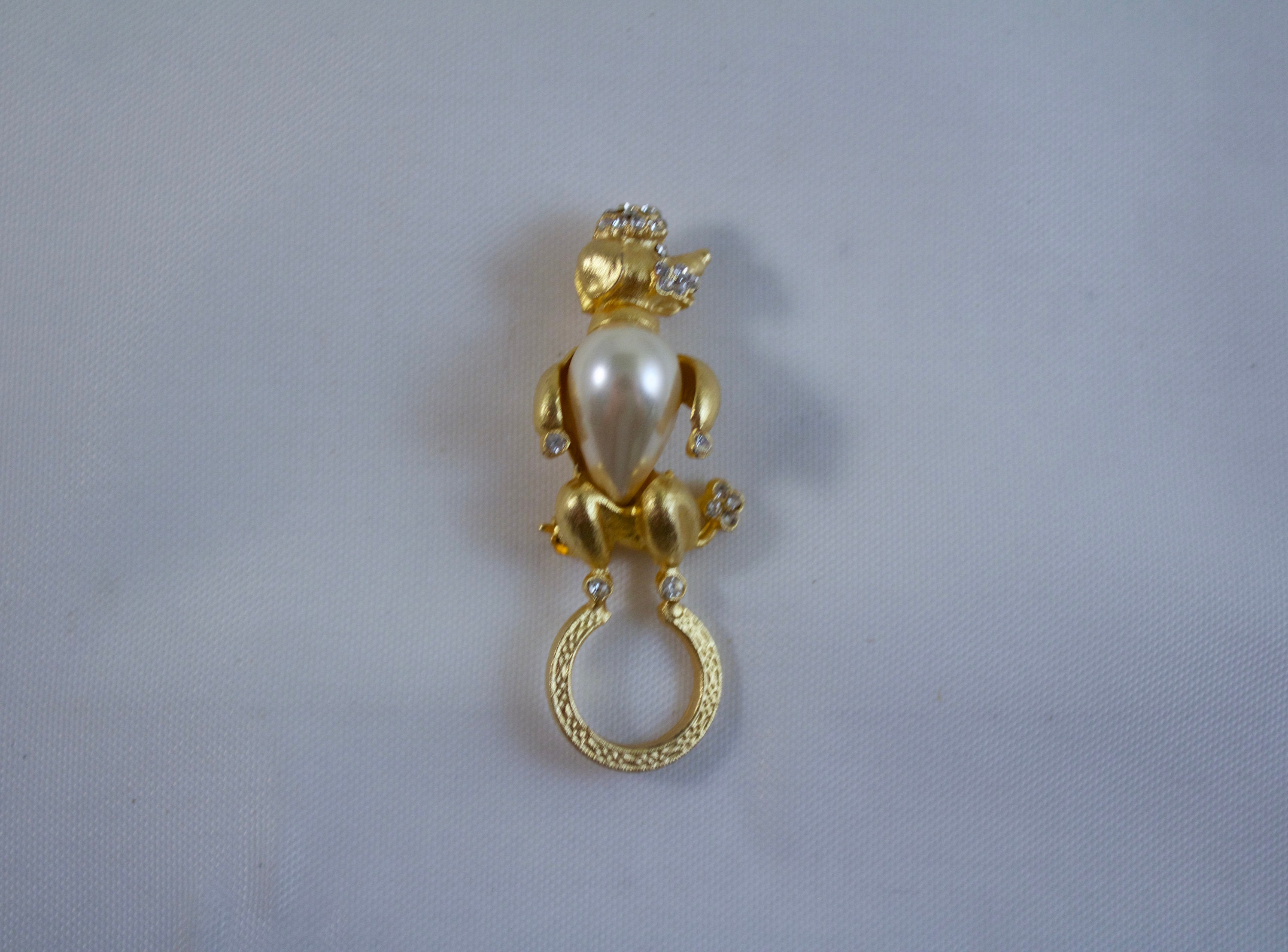 ヴィンテージtrifari チワワ　ゴールドメタルブローチ　犬　dog Trifari dog brooch - Etsy 日本