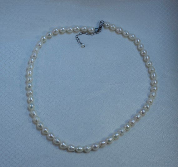 18" 7.4mm White Freshwater Baroque Pearl Necklace - image 2
